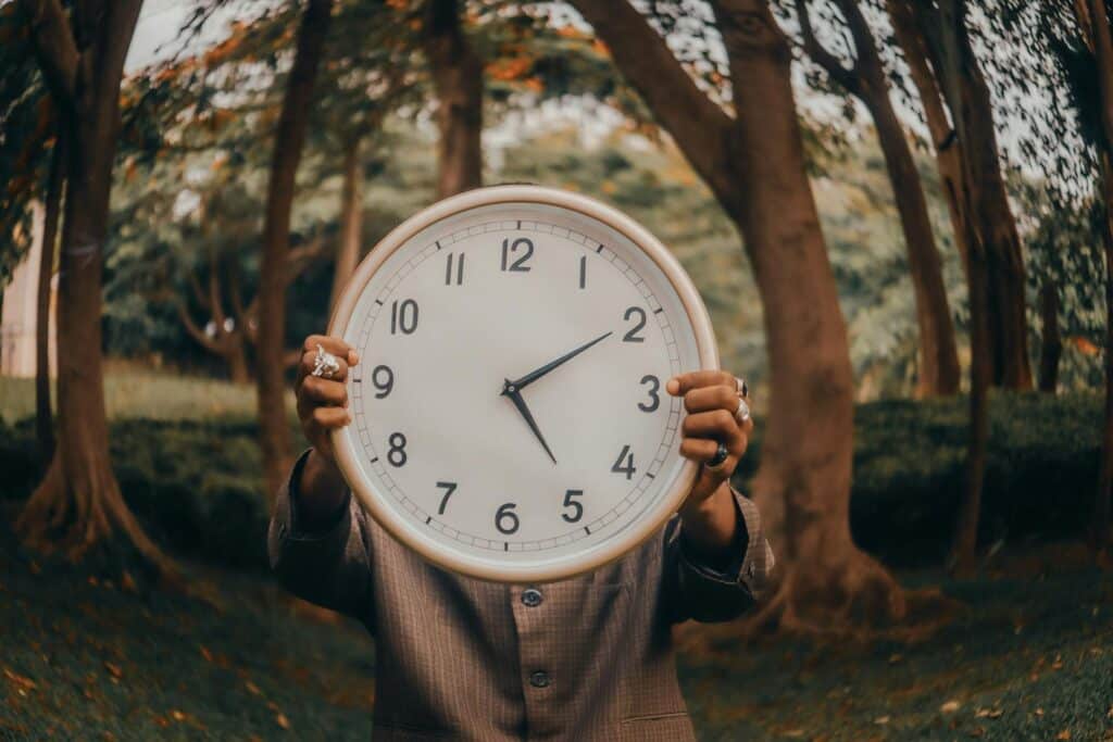 Foto von Meshack Emmanuel Kazanshyi : https://www.pexels.com/de-de/foto/natur-mann-person-anzug-27726018/
