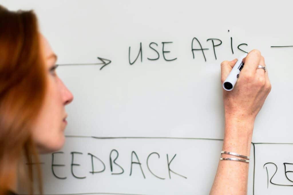 Foto von ThisIsEngineering: https://www.pexels.com/de-de/foto/frau-die-auf-whiteboard-schreibt-3861943/