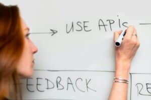 Foto von ThisIsEngineering: https://www.pexels.com/de-de/foto/frau-die-auf-whiteboard-schreibt-3861943/