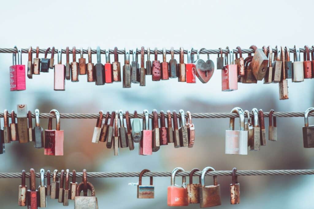 Foto von Markus Spiske: https://www.pexels.com/de-de/foto/vorhangeschlosser-drahtseile-nahansicht-3457486/